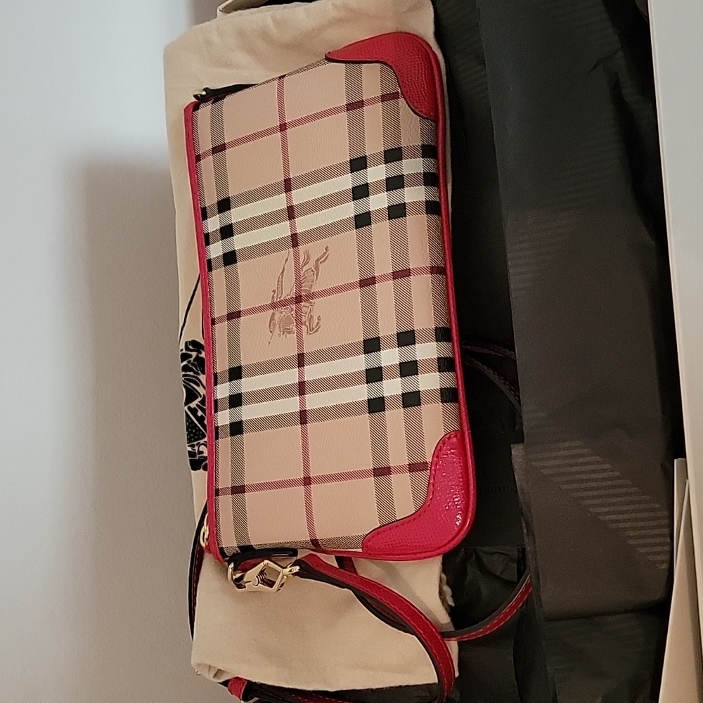 Authentic Burberry Haymarket Check Peyton Clutch/convertible crossbody bag